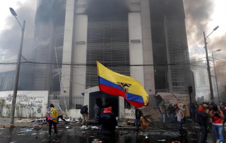 Quito. Manifestantes causaron desmanes en la sede de la Contraloría, cuando se cumplieron 10 días de protestas contra el Gobierno, el pasado 12 de octubre.