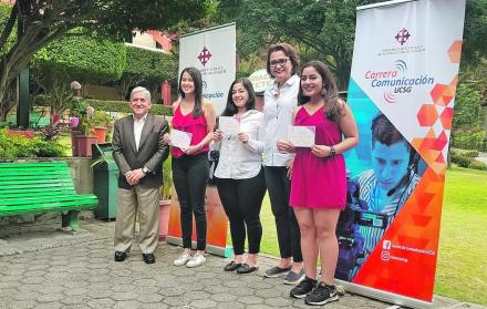 Acto. Efraín Luna, Lissette Rezabala, Daniela Molina, Carolina Andrade y Camila Solórzano, en la premiación,