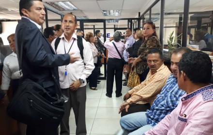 Abogados en libre ejercicio acompañan al denunciante.