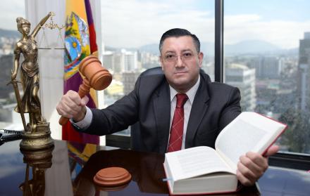 Despacha en su oficina del séptimo piso de la Corte Nacional de Justicia, en el norte de Quito.