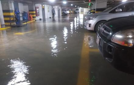 Estacionamiento del malecón Simón Bolivar.
