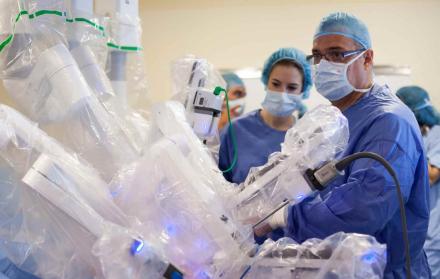 Referencial. En Ecuador, por primera vez se realizará una operación laparoscópica robótica de próstata.