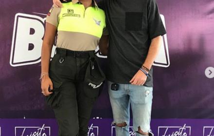 Luisitio Comunica se tomó una foto con una mujer policía de Ecuador.
