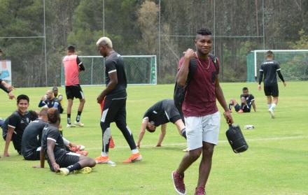 José Cifuentes seleccionado sub 20 se encuentra lesionado y se hace presente en los entrenamientos del América de Quito.