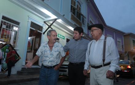 Generaciones. Armando, Álvaro y Héctor Triviño, en el exterior de la casa patrimonial del barrio Las Peñas que compró Albino Triviño, el cacaotero que llegó de Balzar hace casi un siglo.