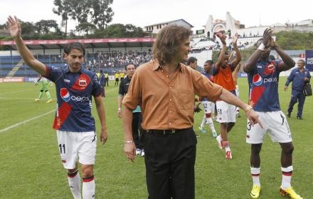 Rubén Dario Insúa y los jugadores del Deportivo Quito luego de obtener cupo al repechaje de Libertadores en diciembre de 2013.