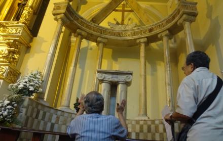 En la iglesia San Francisco, una mujer empujó la figura de Jesús del Gran Poder.