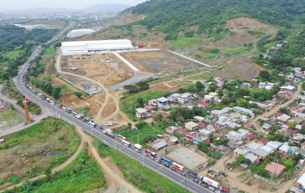 Atasco. Decenas de vehículos avanzaron con lentitud la mañana de ayer en el sentido Daule-Guayaquil. 