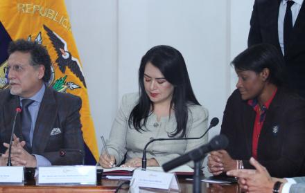 María del Carmen Maldonado (centro), presidenta del organismo.