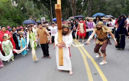 Los látigos de cabuya y cuero remojado con agua, golpean la espalda del hombre de 28 años de edad.