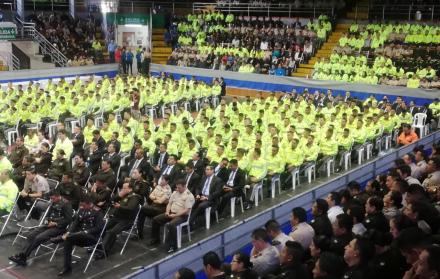 Evento. Cientos de policías asistieron ayer a una conferencia que busca ayudarles en el manejo de su dinero.