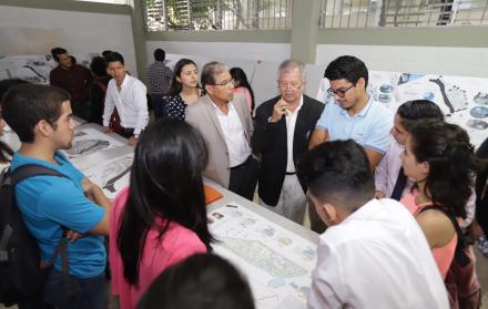 Universitarios analizan falencias urbanísticas en la “Estatal”.