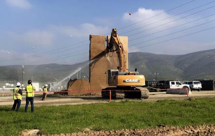 EE.UU. derriba los prototipos del muro fronterizo de Trump.