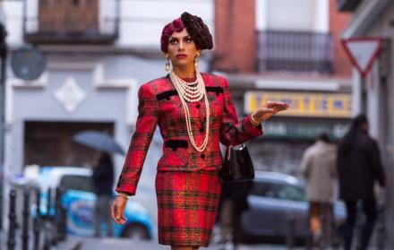 Durante una sesión fotográfica, la artista posa en una de las calles de España; luce un traje elegante.