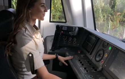 Manuela Cadavid es una de más de 200 estudiantes que conducen el Metro de Medellín durante la carrera.