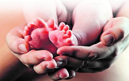 Un niño de 2.960 gramos nació esta semana en un hospital de Atenas (Grecia) después de que su madre se sometiera a una técnica de reproducción asistida que utiliza el ADN de tres personas.
