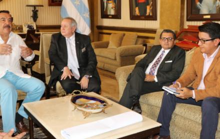 Alcance. El exalcalde de Guayaquil, Jaime Nebot, junto con el rector de la Universidad de Guayaquil, Roberto Passailaigue; Tito Quintero, entonces interventor jurídico de esa entidad educativa, y Héctor Hugo, director del proyecto Delta, propuesta urbanís