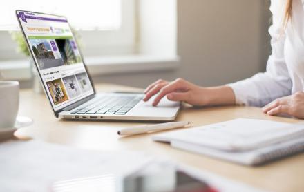 La plataforma está disponible en versión web y aplicación móvil.