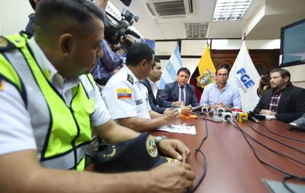Pedido. El gobernador Pedro Pablo Duart (c) pidió al fiscal Luis Pesantes que se investiguen dos delitos.