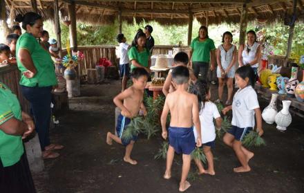 Los niños forman parte de un grupo de baile que se vuelve un atractivo para las personas que visitan la comunidad.