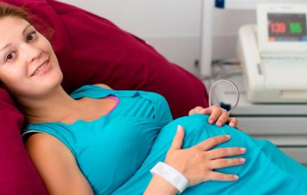 Mujer embarazada se realiza chequeos médicos para saber cómo va el proceso de gestación.