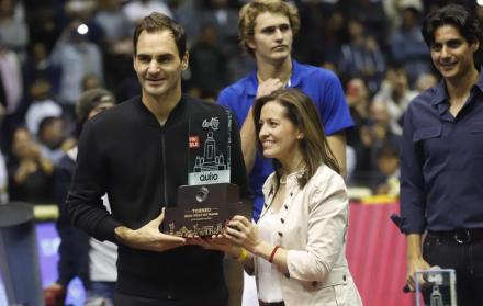 Federer levanta su trofeo como vencedor.