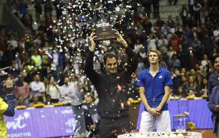 Federer levanta su trofeo como vencedor. 