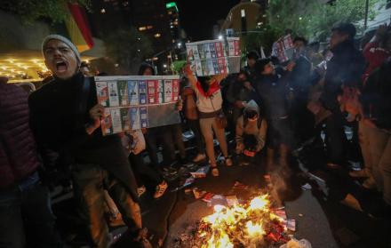 Adeptos de Carlos Mesa y Evo Morales se enfrentan en Bolivia por recuento de votos.
