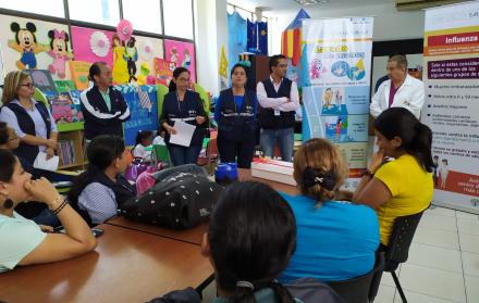 Los profesores son capacitados para que sepan actuar ante los casos de influenza y otros males en el aula.