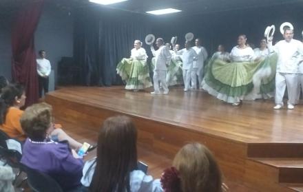 La agrupación Amor de la Tercera Edad presentó danzas típicas de la Costa.