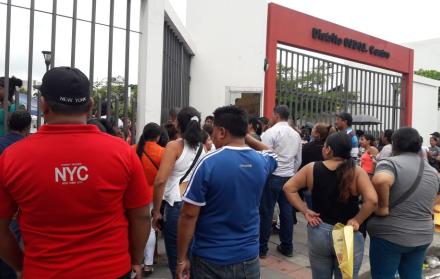 Largas filas se presentaron esta mañana, en las inmediaciones del distrito educativo 3.