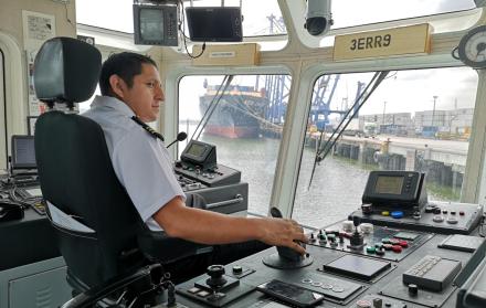 A más barcos enormes y más eficientes, también remolques más eficientes. Ayer Ecuaestibas presentó su remolcador de última generación, Taura, tripulado por Pedro Paredes, que ayuda a las maniobras de los buques y que, a diferencia de los convencionales, a