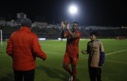 Antonio Valencia alineo en la oncena alba.