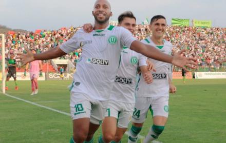 La mala alineación de Michael Jackson Quiñónez encendió la polémica en la Serie B nacional.
