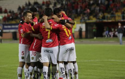 Toda la alegría de Raúl Becerra y su gol en el abrazo con sus compañeros.