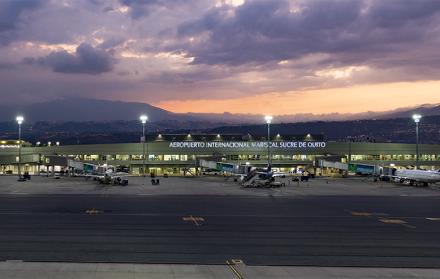 “Corporación Quiport está coordinando la provisión de almohadas y cobijas para los pasajeros que han decidido voluntariamente esperar en el aeropuerto”, dijo Quiport.