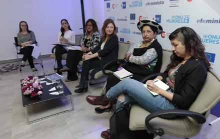 Durante el conversatorio “Más allá del techo de cristal: retos para las mujeres en Ecuador”.