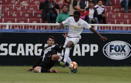 Anderson Julio presenta molestias en su rodilla derecha. Realiza trabajos de recuperación.