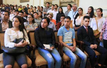 Encuentro. Cientos de jóvenes, entre hombres y mujeres aspirantes a policías del país, asistieron a la reunión.