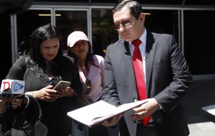 Carlos Alvear (d), abogado de Alexis Mera, habla con la prensa.