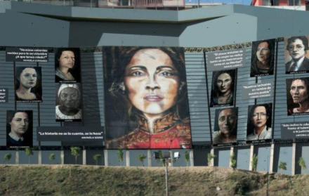 El mural contiene el rostro de varias mujeres destacadas en la historia del país.