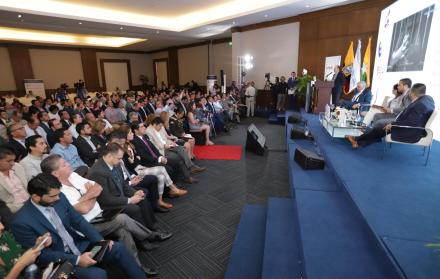 Los alcaldes de varias ciudades de Ecuador presentes en la conferencia.