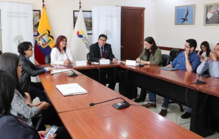 Las autoridades involucradas durante la firma del convenio.
