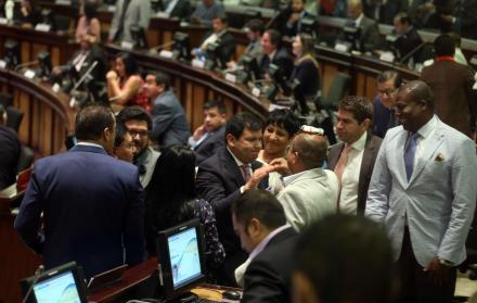El presidente de la Asamblea, César Litardo, de PAIS, recibe el abrazo de los asambleístas del BIN quienes son parte de la nueva mayoría.