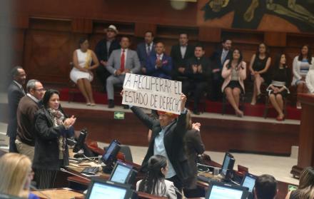 Pleno. Agitación en el bloque correísta durante la posesión de los miembros del Consejo de Participación.