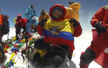 A su llegada a la cima del coloso, Carla Pérez muestra orgullosa la bandera ecuatoriana.