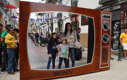 Entrada. En el ingreso a una de las calles, los visitantes lograban un recuerdo con una imagen en la pantalla de un gran televisor.