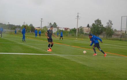 Entrenamiento. La selección sub-20 realiza trabajos de calentamiento en Lochowo, Polonia.
