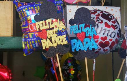 Así lucen los ramos decorados, en el mercado de flores, en el centro de Guayaquil.