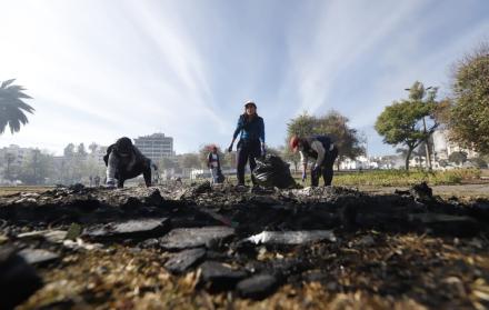 Armados de fundas negras, lonas, guantes, escobas y palas empezaron a recoger piedras, restos de árboles, ramas, cartones en medio de montones humeantes de desperdicios.